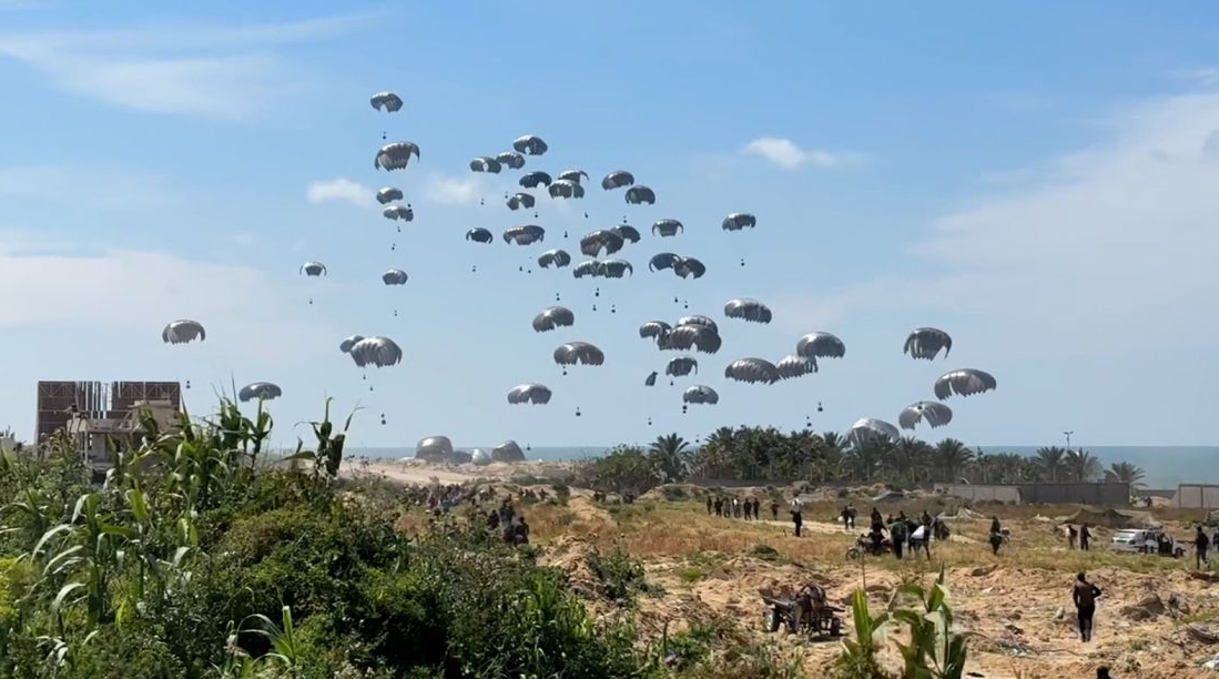 Повеќе од 100 пакети хуманитарна помош беа фрлени од авион во Појасот Газа, експертите велат дека ова не е доволно
