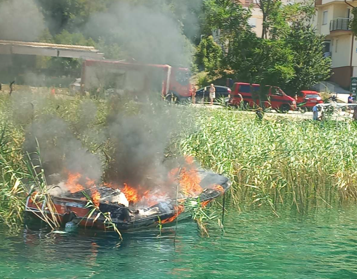 Опожарен пловен објект во Охридското Езеро