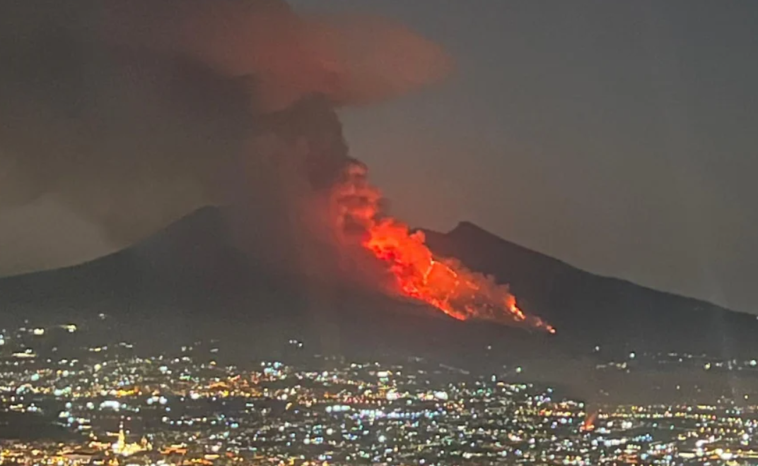 На падините на вулканот Везув беснее пожар од петокот, еруптираше и вулканот Етна