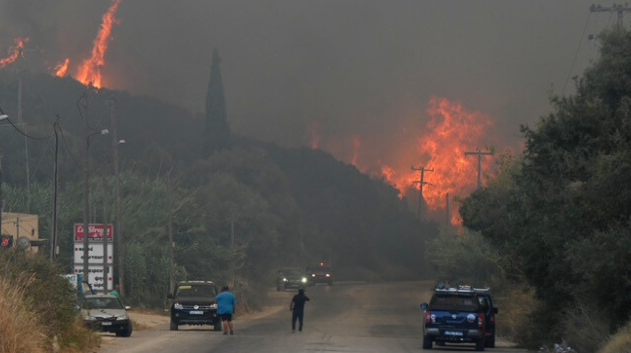 Екстремни услови во Грција – десетици нови шумски пожари за само еден ден