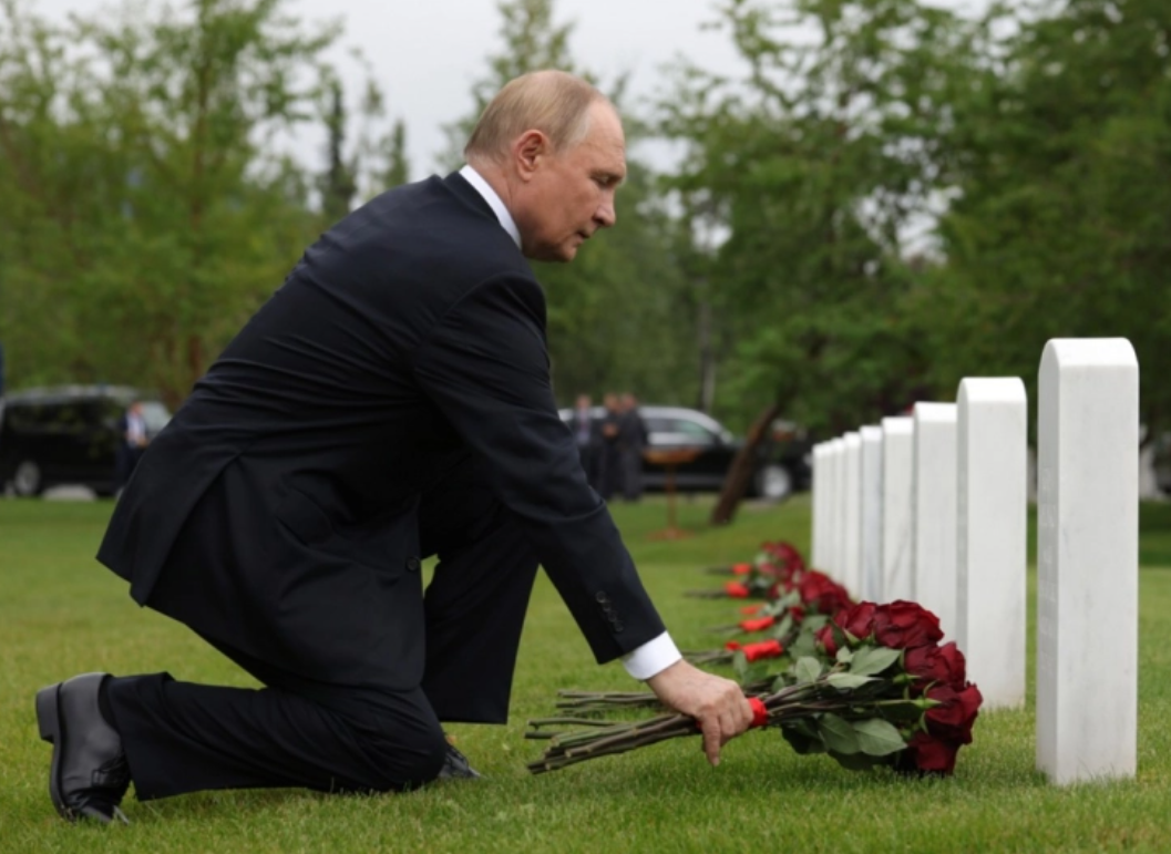 Путин им оддаде почит на советските пилоти на гробиштата во Енкориџ