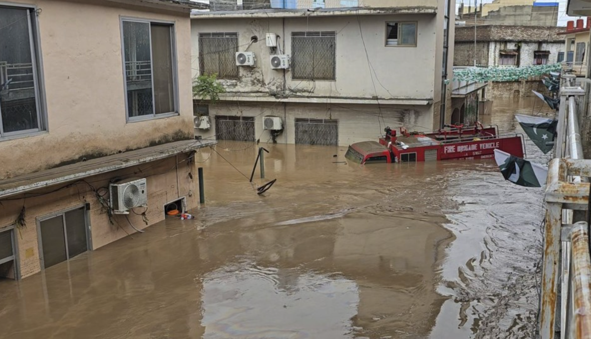 Бројот на загинати во силните дождови во Пакистан се искачи на 320 лица