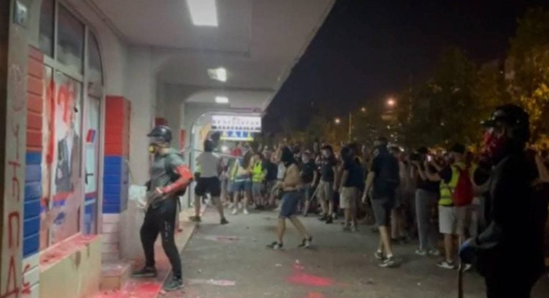 Нови немири во Србија: судири на демонстранти и полиција во Белград