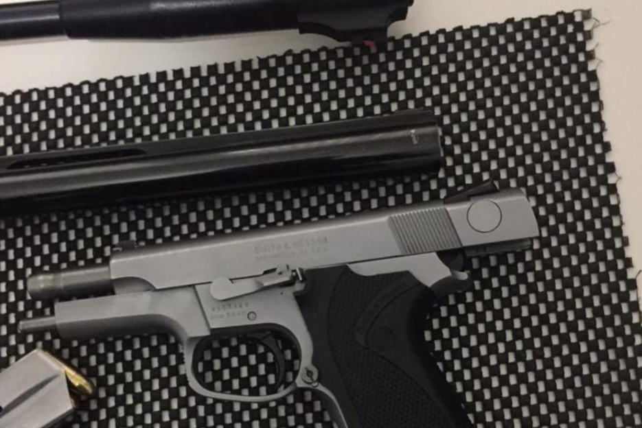 Лишено од слобода лице во село во Македонски Брод, неовластено пукал од огнено оружје кое подоцна било пронајдено во неговиот дом во селото