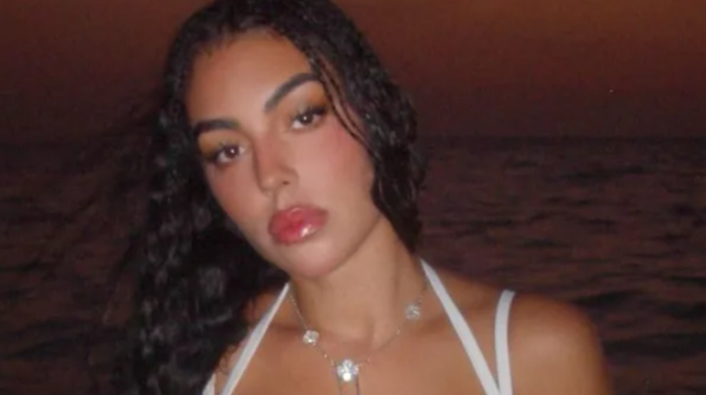 Георгина во бел провокативен комплет ги покажа облините и исончаниот тен (ФОТО)