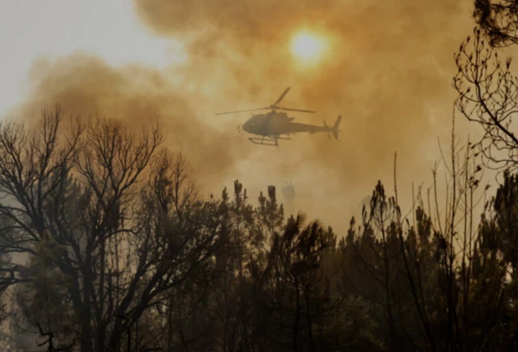 [ВИДЕО] Драма во Франција: Се урна хеликоптер за гаснење пожари
