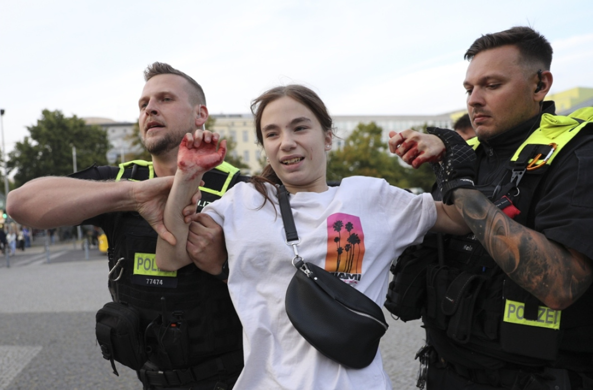 СЛОБОДАТА НА ЕВРОПА: Германската полиција приведе 14 годишно девојче бидејќи протестирало за Палестина