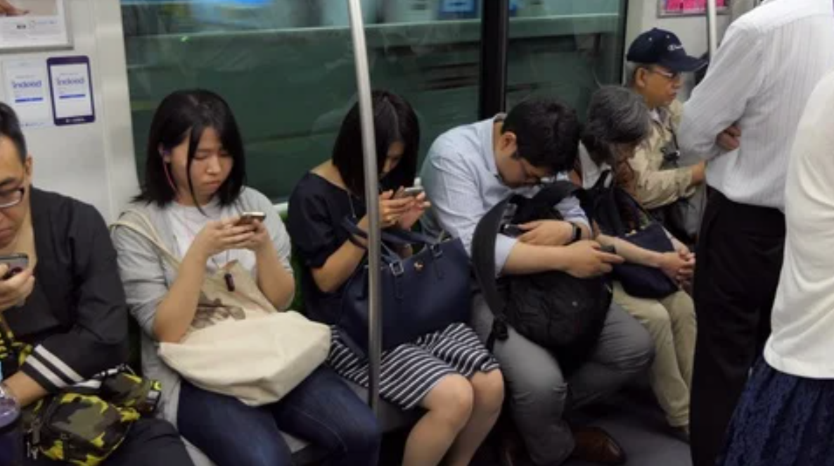 Град во Јапонија сака да го ограничи користењето на мобилни телефони на само два часа дневно