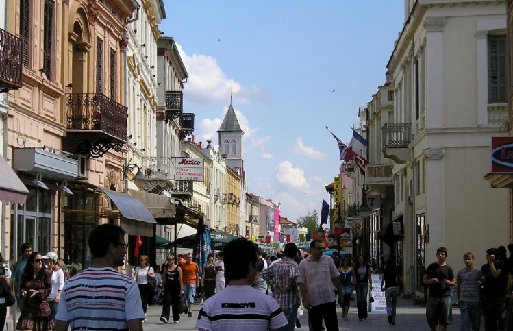 Турист од Шведска оставен гол на Широк сокак – морал да ја соблече маицата