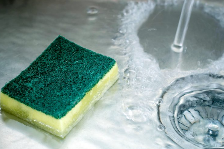 Колку често треба да се менува сунѓерот за садови?