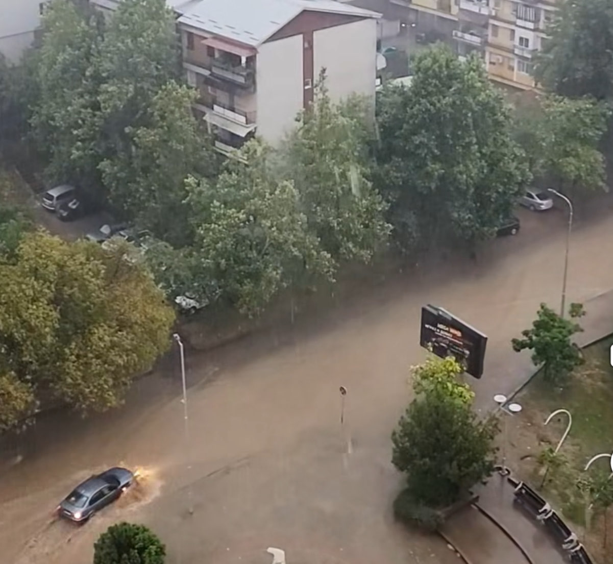 ВИДЕО: Велес под удар на страшно невреме – делови од градот се поплавени