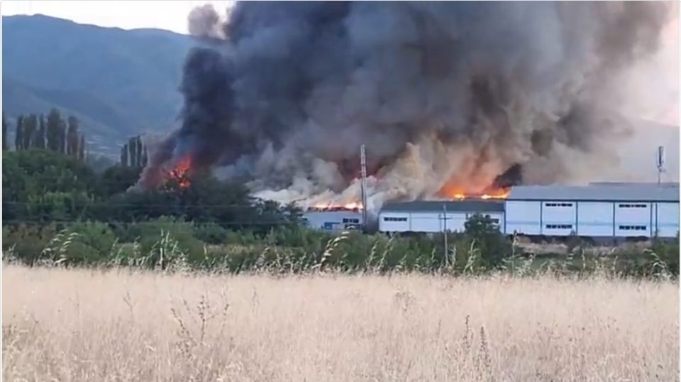 Се запали фабрика во Виница