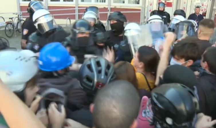 Судири во Нови Сад: Напнатост околу комеморацијата за настрешницата