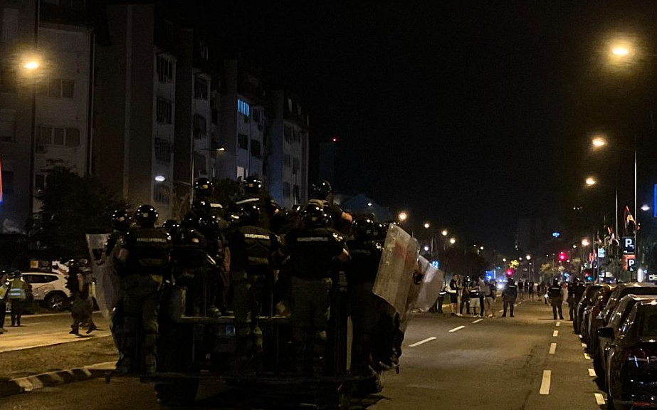 Огромен број уапсени во бруталната полициска акција во Нови Сад – еве што се случувало