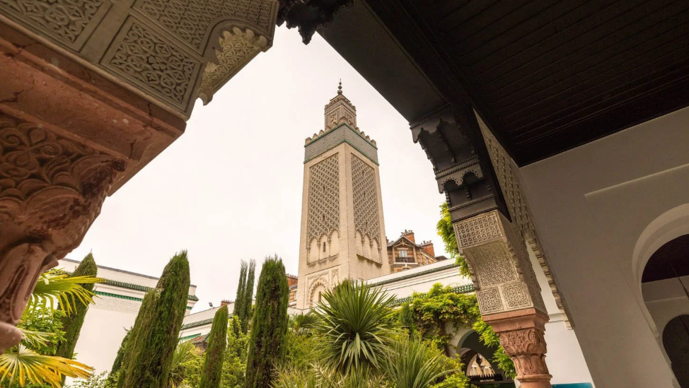 Свински глави пронајдени пред повеќе џамии во Париз, полицијата отвори истрага