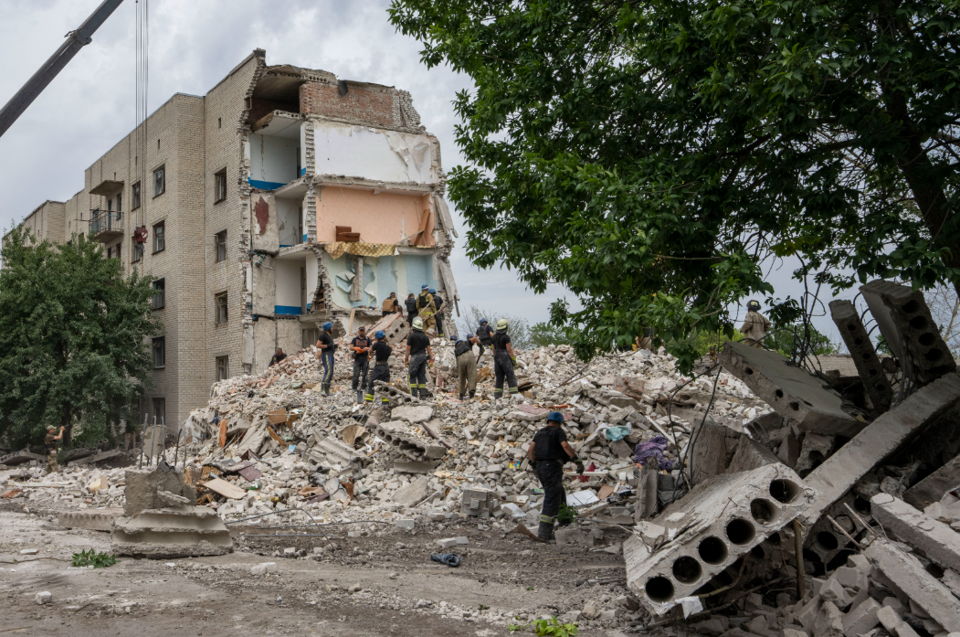 Зеленски го осуди рускиот напад врз цивили: Повеќе од 20 убиени во селото Јарова за време на исплата на пензии