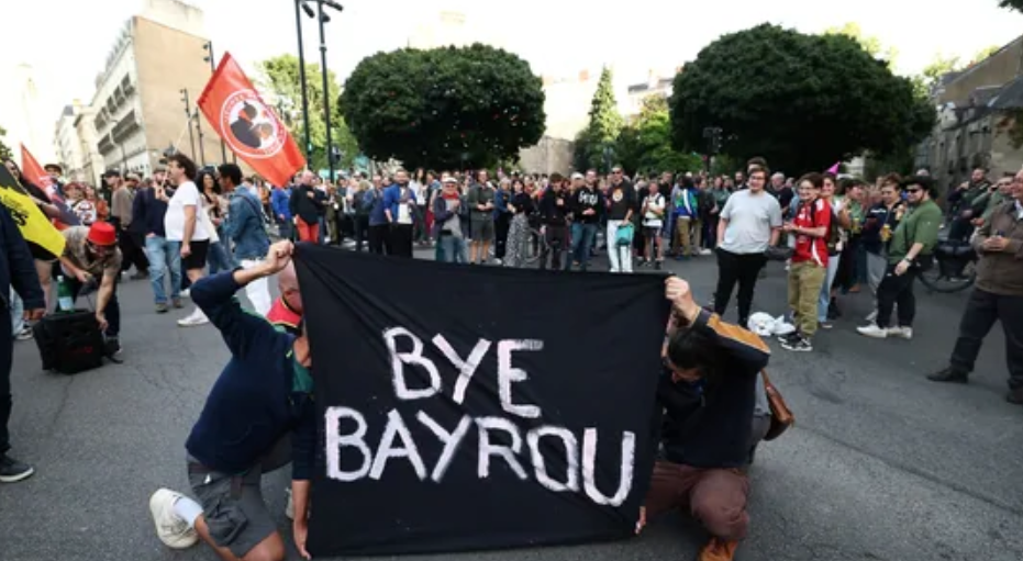 „Чао, чао, Бајру“: Радост во француските градови по оставката на премиерот