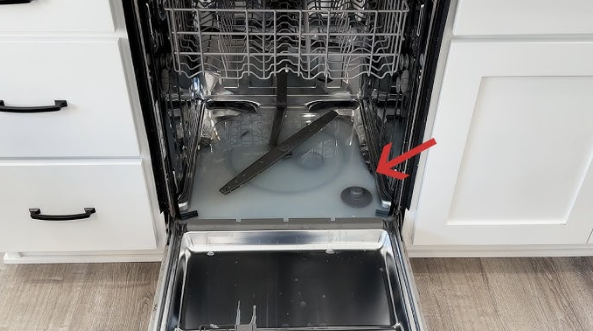 Машината за садови мириса непријатно? Еве како да ја освежите за 10 минути