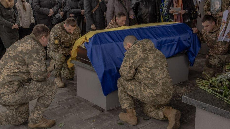 Украина се бори со идентификацијата на илјадници загинати војници, семејствата чекаат вести