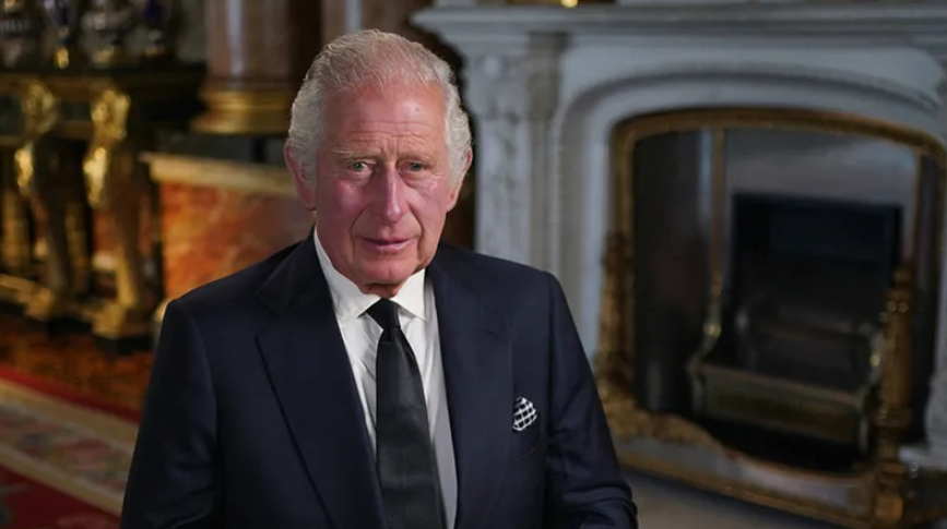 Крал Чарлс ја прекина традицијата стара четири века