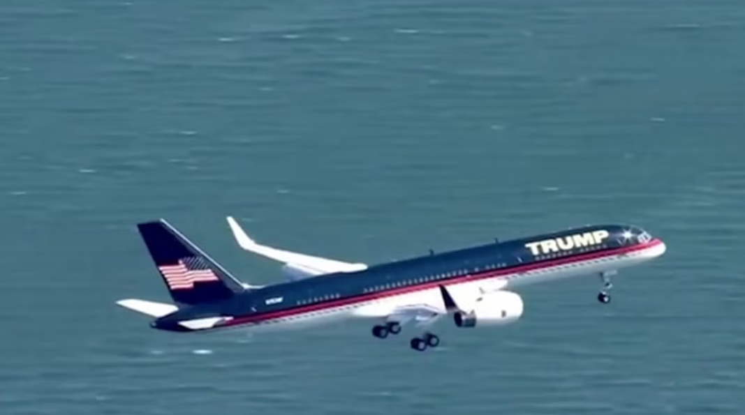 Паника над Њујорк: Авионoт на Трамп опасно се приближил до патнички авион