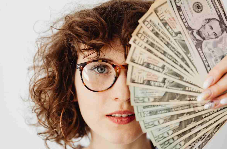 Три хороскопски знаци ги очекува богатство до крајот на септември