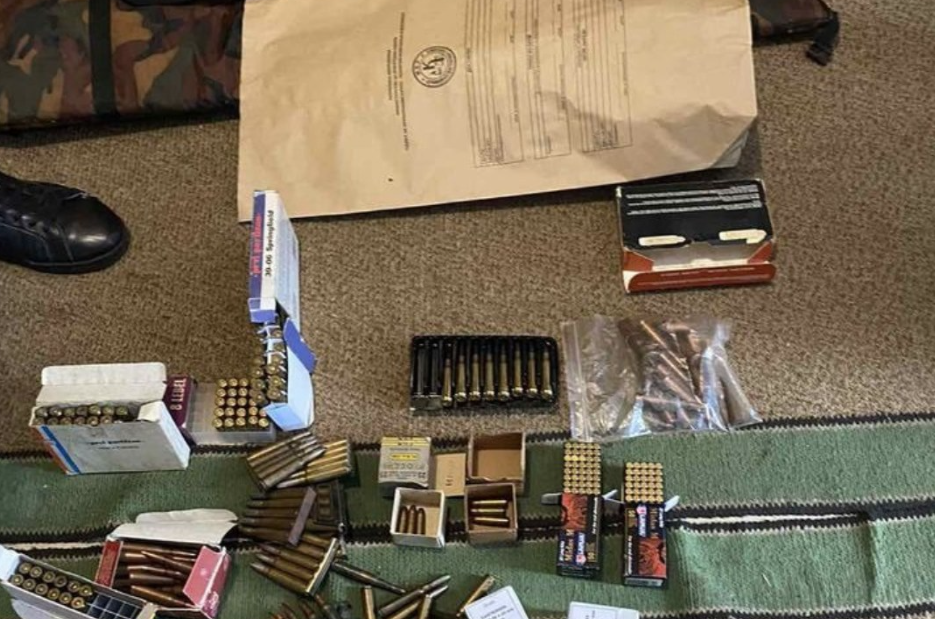 Лишени од слобода две лица во Велес, кај нив пронајдени пушка-артефакт, муниција и разновиден алат