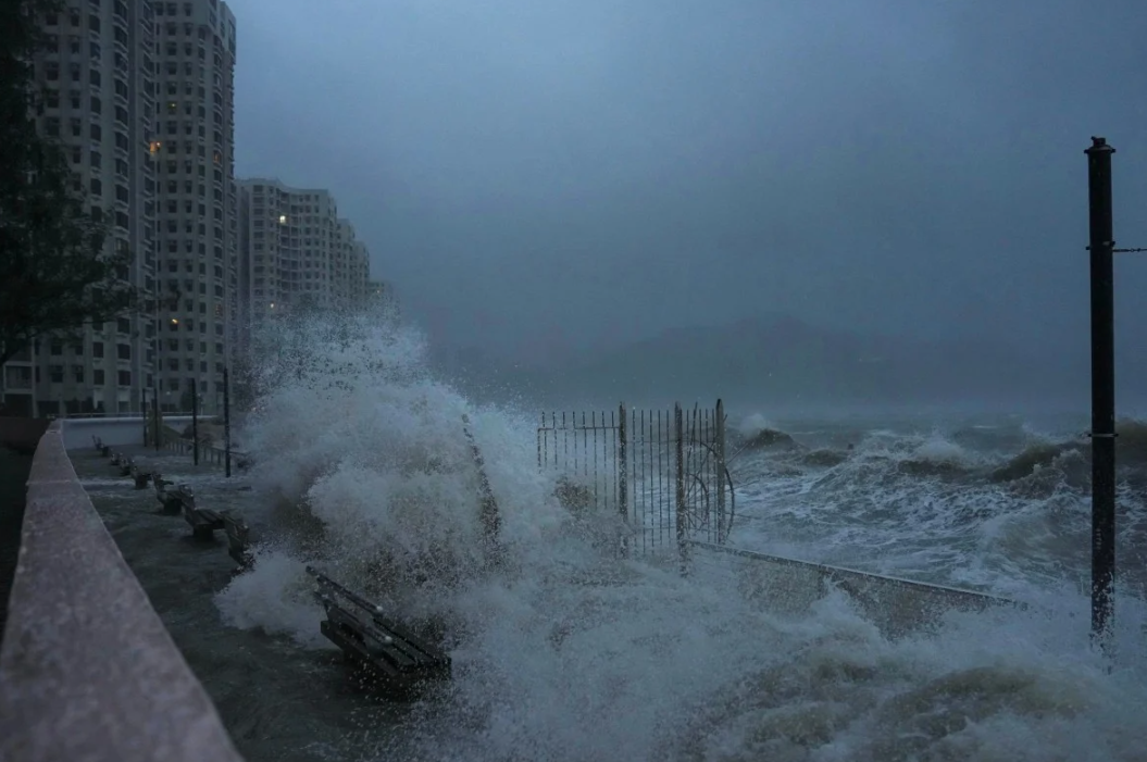 Супертајфунот „Рагаса“ пустоши во Азија: над 100 исчезнати во Тајван, 2 милиони евакуирани во Кина – објавени застрашувачки видеа