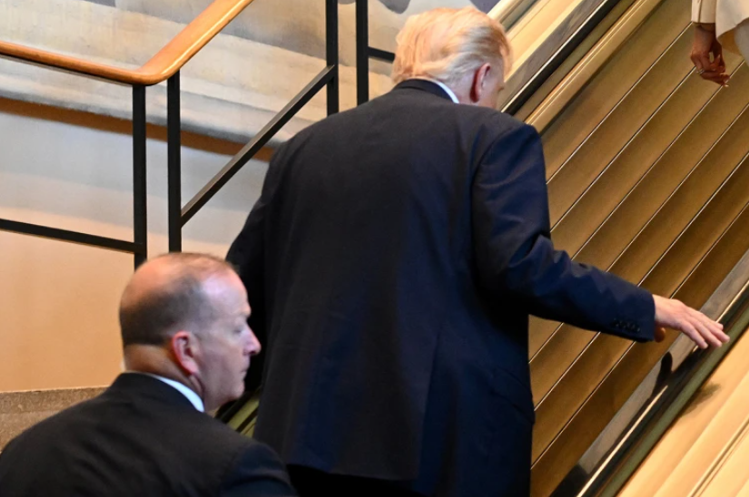 Теории на заговор за „атентат“ на Трамп поради кочење на ескалаторите во ОН