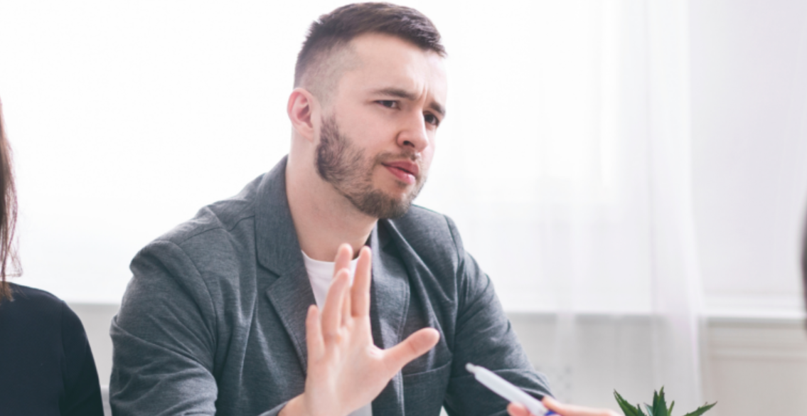 Држете ги на дистанца: Најогорчените луѓе се родени во овие два знаци