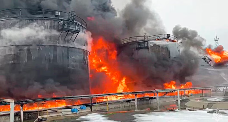 Украина ја погоди руската нафтена индустрија: Нов напад предизвика пожар во рафинерија на југот