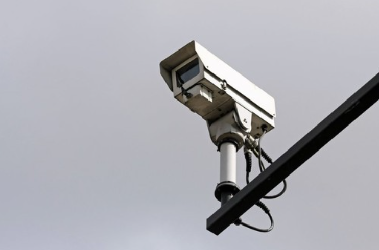 Нови сообраќајни правила: Забранети слушалки и телефони – казните стартуваат од денеска