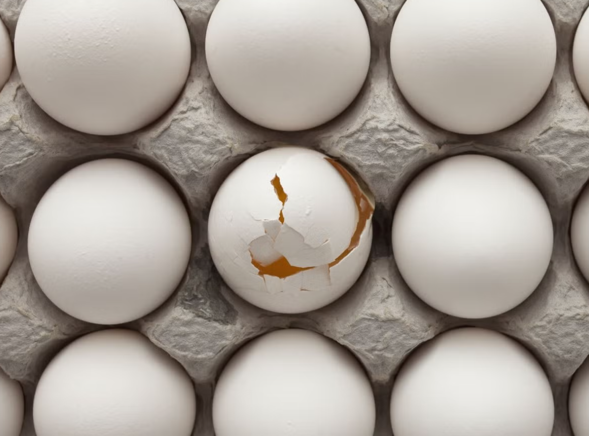 Дали јајцата со мала пукнатина се безбедни за употреба?