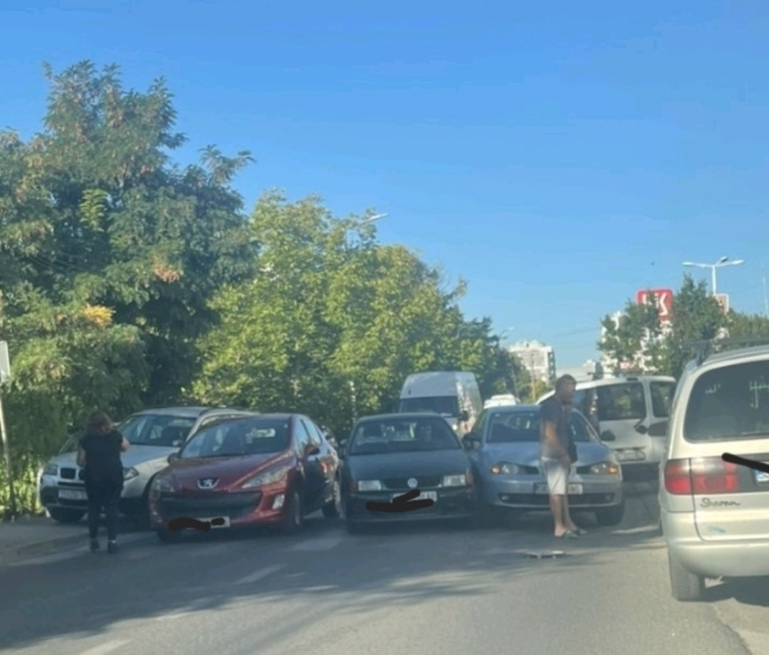 Фото: Карамбол на три автомобили предизвика застој во сообраќајот во Скопје