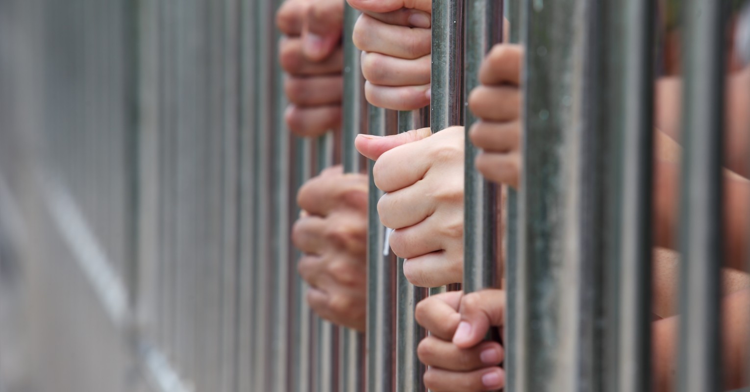 Приведени двајца крадци и еден измамник во Велес, кои биле барани со потерници за издржување затворски казни, спроведени се во затворот во Идризово за издржување на казните