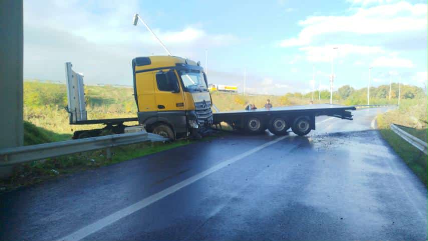 Камион удрил во банкина на скопската обиколница кон Куманово, возачот пренесен во болница