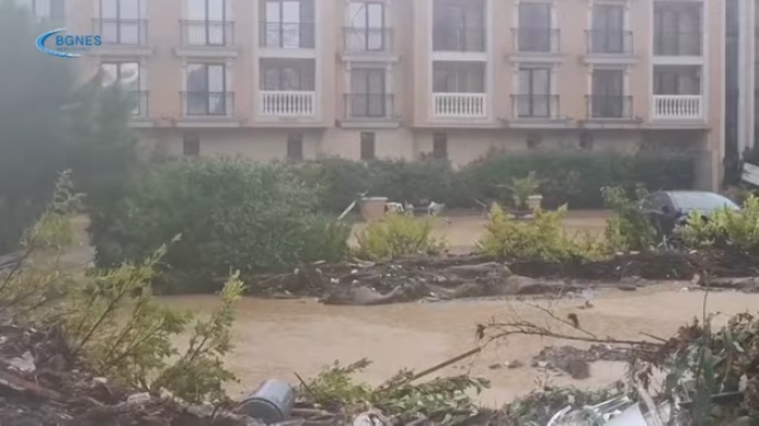 Ужасни снимки од невремето од Бургас [ВИДЕО]