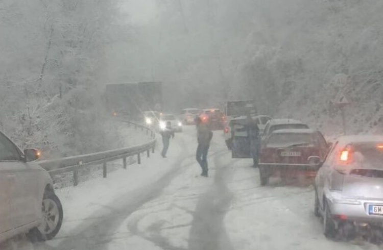 Снегот во Србија предизвика хаос: отсечени села и илјадници без струја