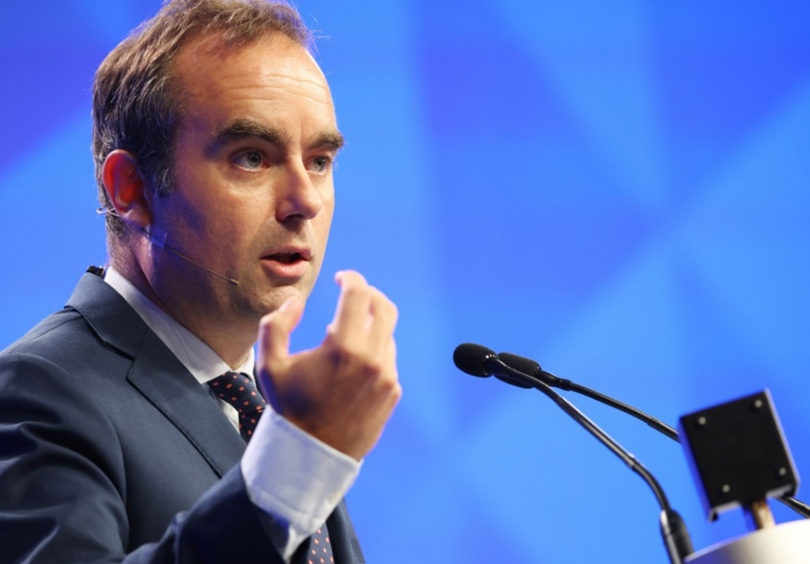 Политички потрес во Париз: Премиерот Лекорну поднесе оставка неколку часа по формирањето влада