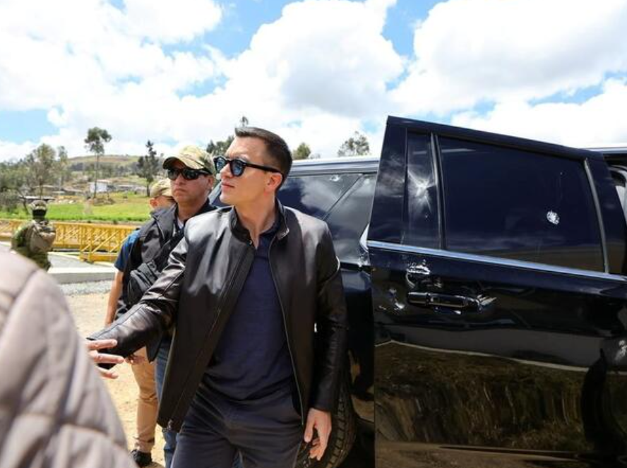 Претседателот на Еквадор избегна атентат – возилото му било погодено со куршуми и камења