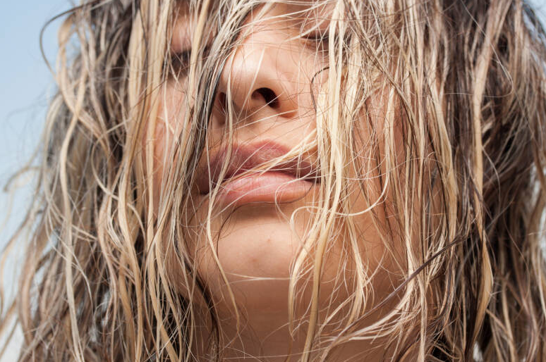 Доктор ја разјасни дилемата: Дали излегување со влажна коса може да предизвика настинка?