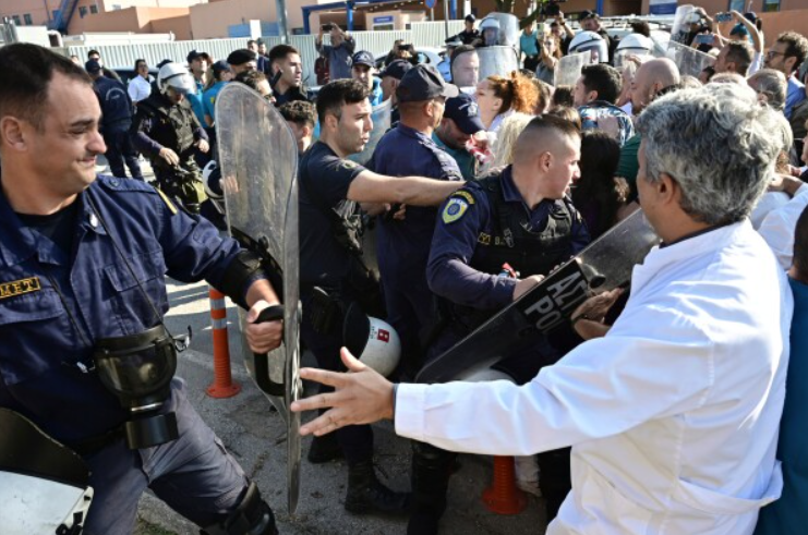 Насилен судир меѓу полицијата и лекари во Атина за време на посетата на Мицотакис во болницата „Атикон“