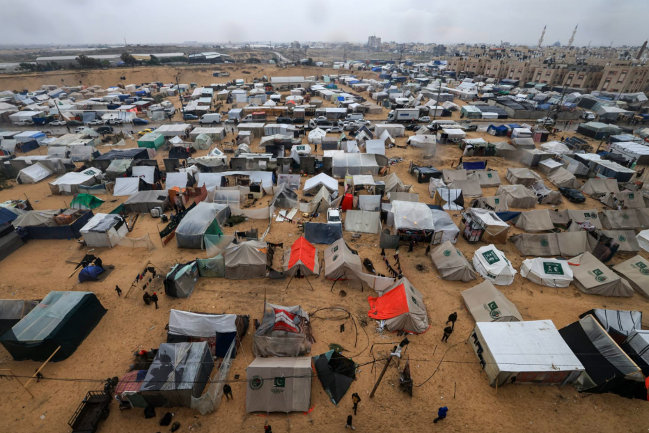 Илјадници Палестинци преживуваат во импровизирани шатори