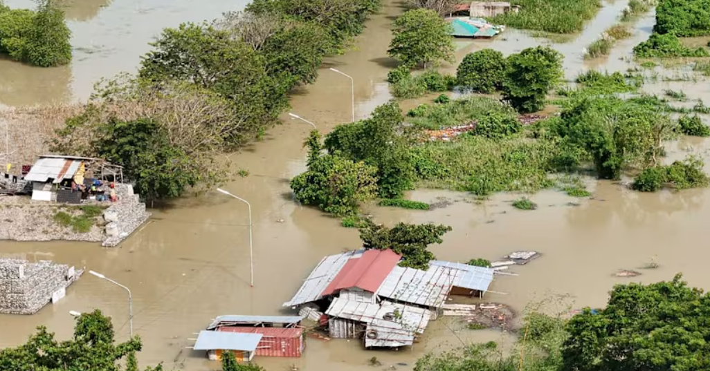 Филипините под удар на бурата „Феншен“ – десетици илјади луѓе евакуирани, ветрот достигнува 90 км/ч