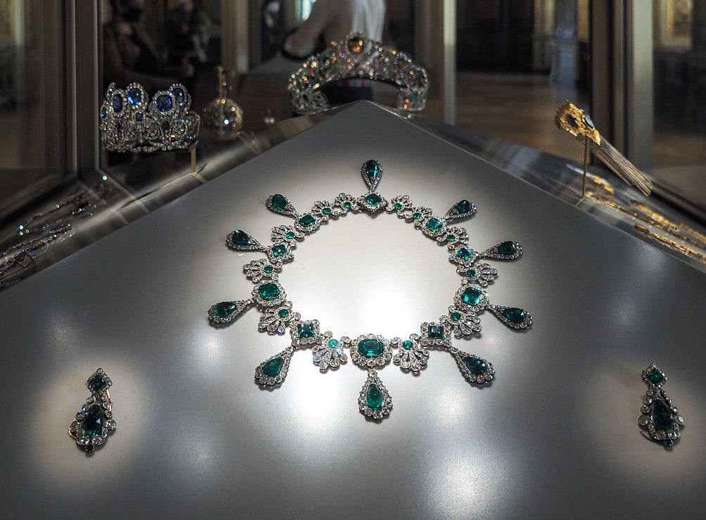 Протекоа нови детали за спектакуларната кражба во Лувр: Како биле украдени накитот и предметите со непроценлива вредност?