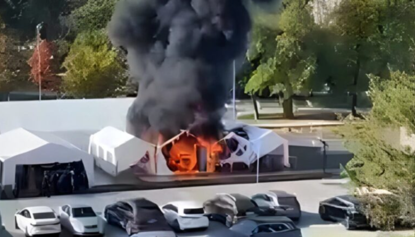 Шатори во пламен пред српското Собрание – полиција и пожарникари на терен