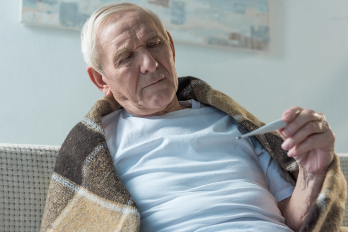 Луѓето над 60 години не смеат да ја прават оваа грешка кога се настинати