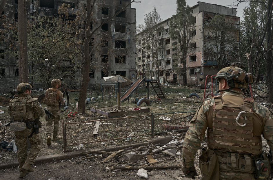 Пробиена одбранбена линија: Стотици војници влегле во градот