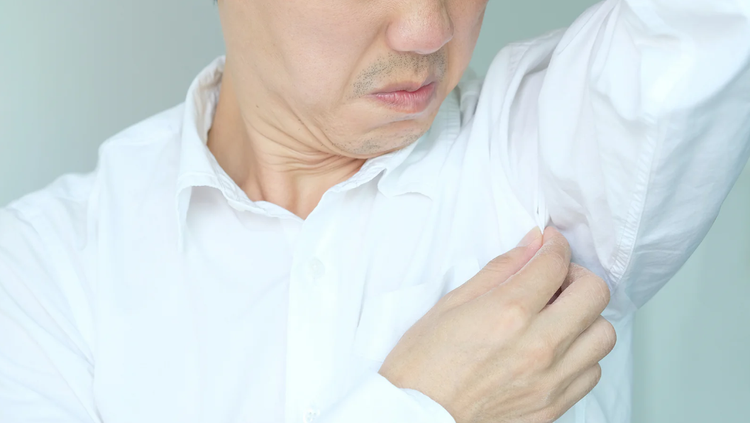 Облеката сè уште мириса на пот дури и по перењето? Овој трик го решава проблемот