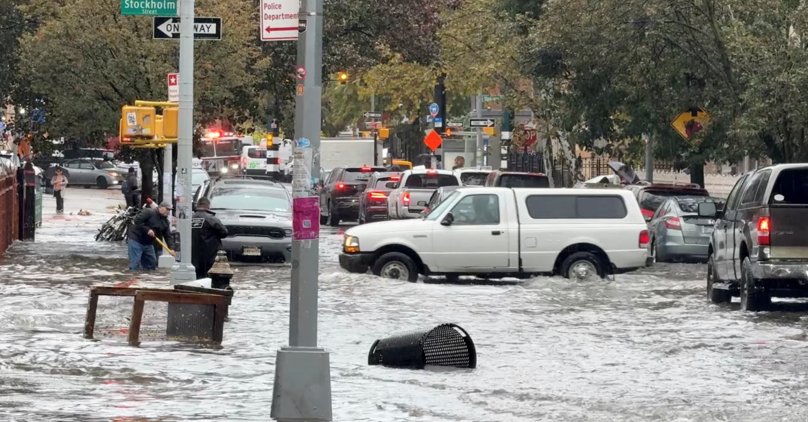 Њујорк под вода: Рекордни дождови предизвикаа хаос и однесоа животи